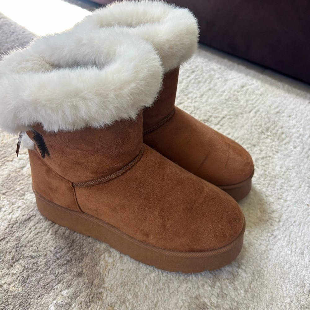 Winter boots with faux suede fur